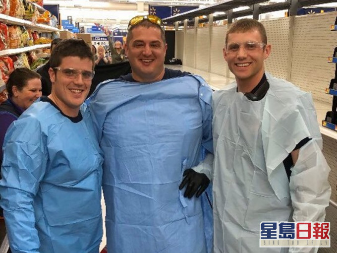 救员和消防员等人在超市现场拍照留念。 Twitter图片
