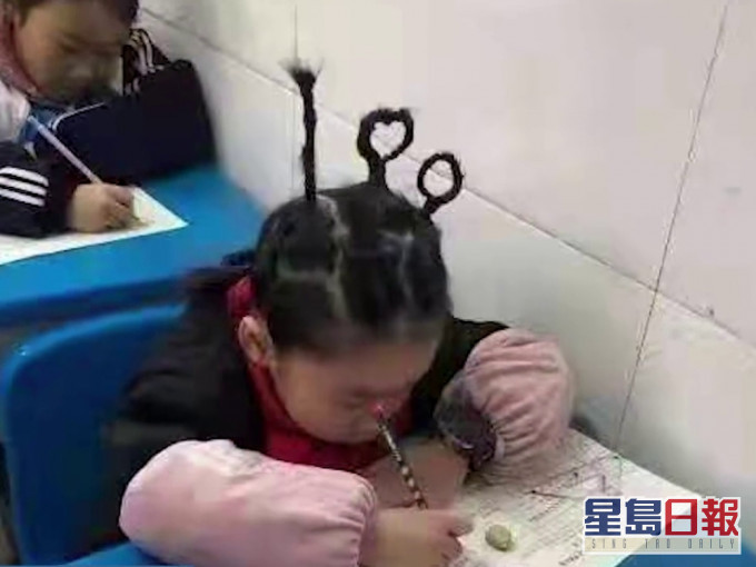 湖南小学生扎100分辫子参加期末考。
