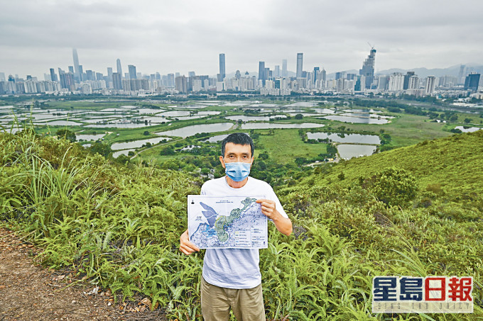 ■劉兆強指三幅土地無縫連接的魚塘,是后海灣濕地生態系統一部分。