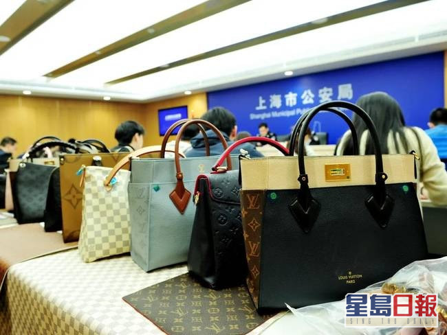 上海警方破獲內地首宗製造銷售假冒名牌手袋原材料案。 網圖
