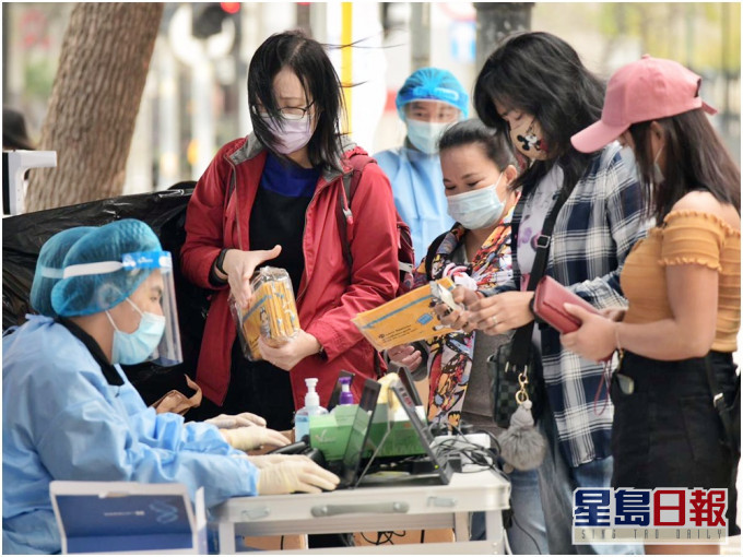其中一個採樣站設於中環遮打道行人專用區。