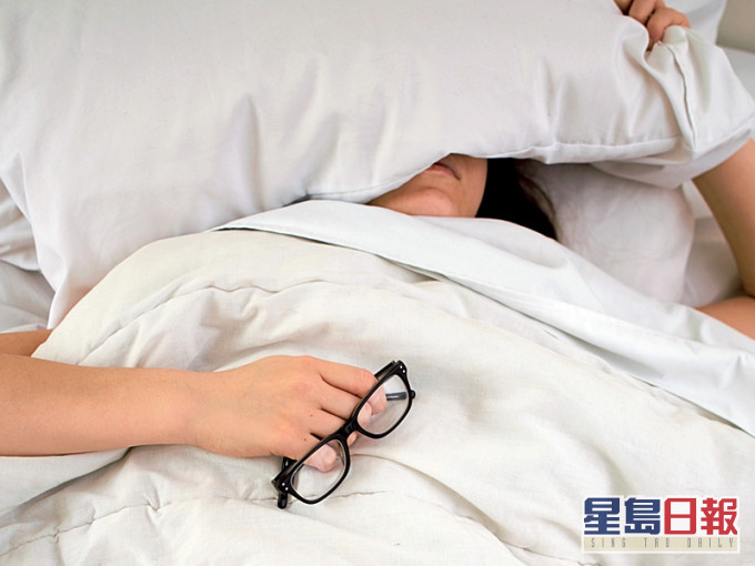 冬天睡覺特別容易「瞓捩頸」，使人難轉動頸部，甚至有機會肩頸痛足幾日。unsplash圖片
