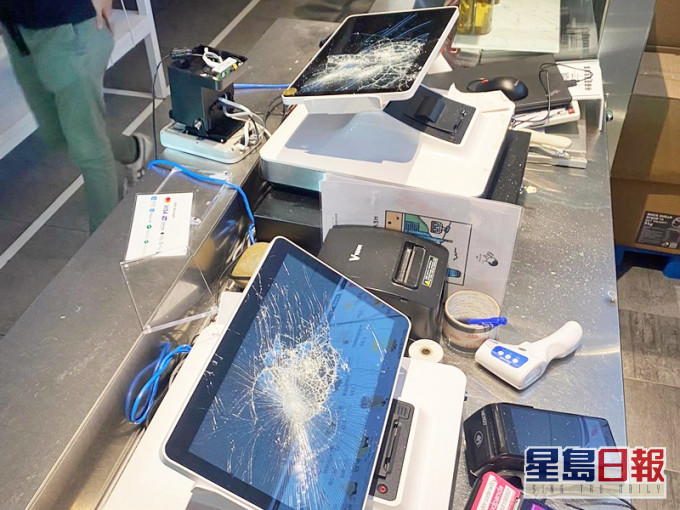 兩人涉嫌損壞屬於「喜茶」的兩部收銀機顯示屏和一部八達通處理器,總值15200元。資料圖片