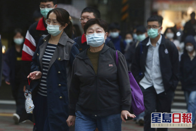 台灣民衆大多數外出都戴口罩防疫。AP