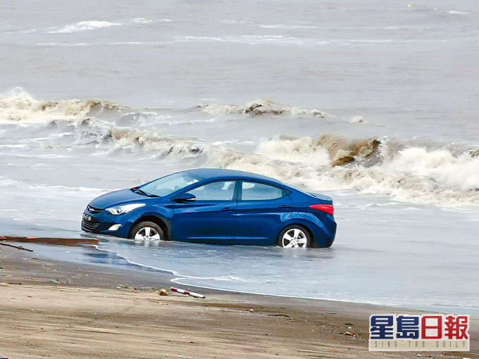 私家車輪胎陷入沙粒,動彈不得。
