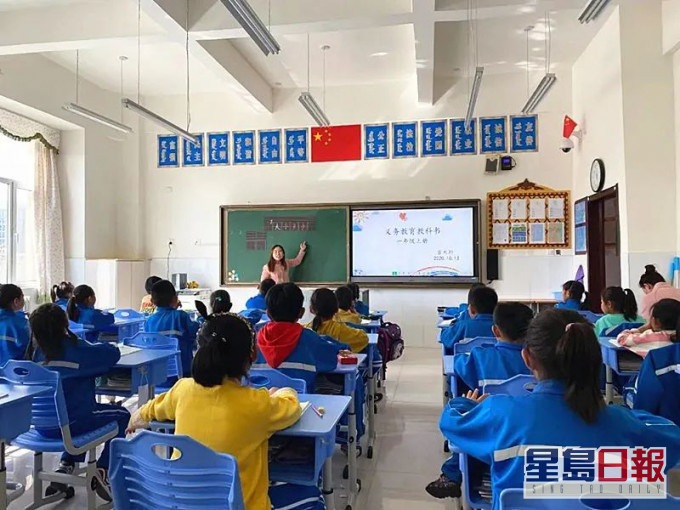 去年起內蒙古民族語言授課學校的小學一年級和初中一年級已開始使用《語文》統編教材。網圖