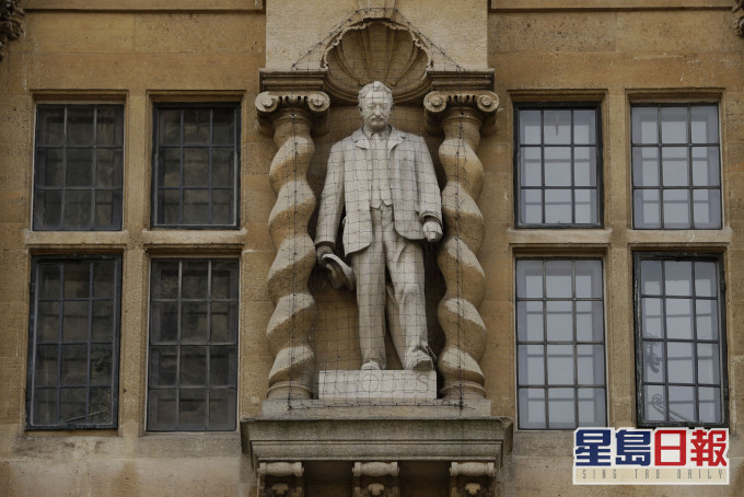 豎立在該學院外牆、十九世紀殖民主義者羅德(Cecil Rhodes)的雕像。 AP
