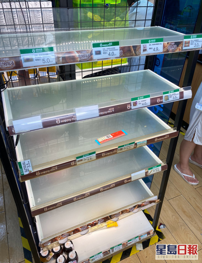 河南鄭州超市貨架大多數飲品食品被搶購。網上圖片