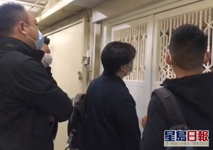 警方派員搜查《立場新聞》辦公室。fb影片截圖