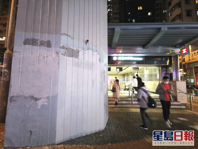 香港大学站附近山道天桥石柱未见有涂污。