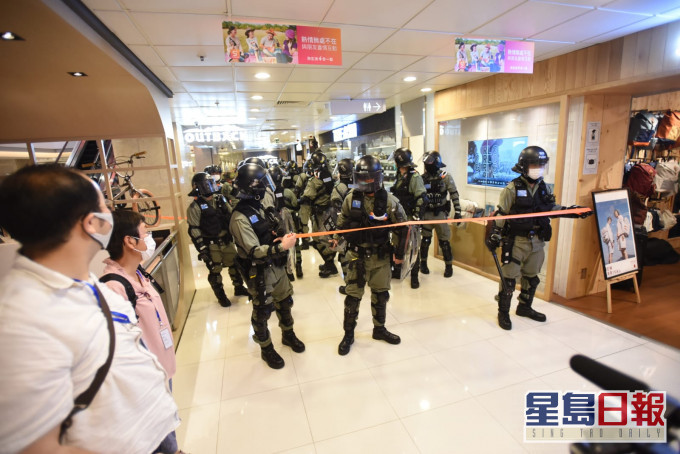 防暴警察進入商場拉起封鎖線。