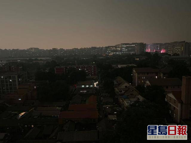 北京下午天色如入黑。
網圖