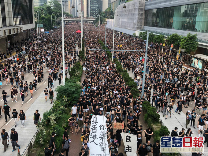 草案指香港應當尊重和保障人權,依法保護香港居民享有示威的自由在內的權利和自由。資料圖片