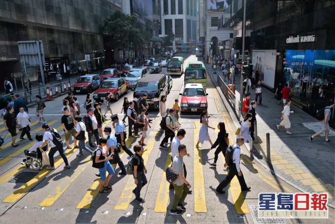 本港最新每月工资中位数为18200元,升3.8%。资料图片