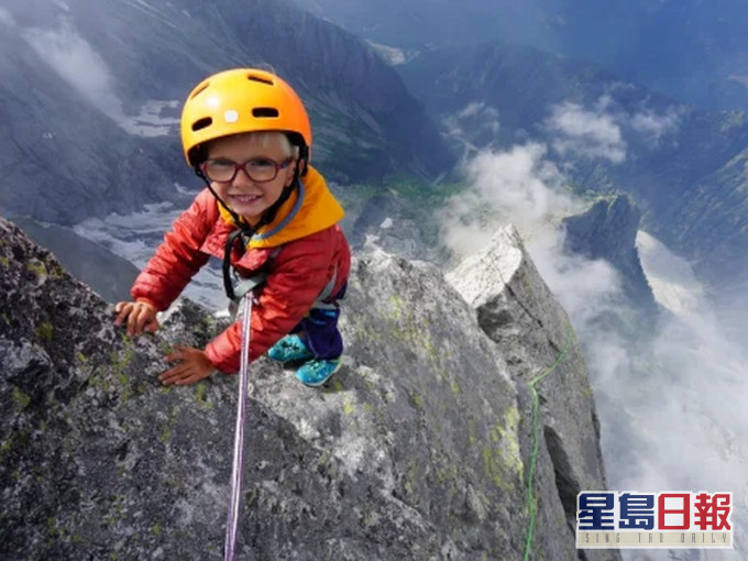 英国一名3岁男童在职业登山家的父亲带领下，攀爬10853英尺的高山，(网图)
