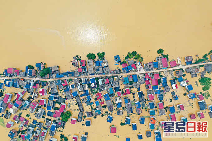 航拍洪水圍困中的江西省鄱陽縣昌洲鄉南湖村，一片澤國。