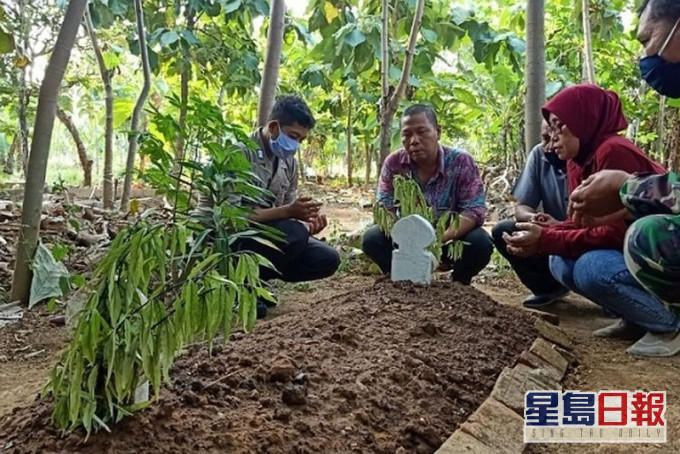 印尼一名男子好心幫忙埋葬路邊男童腐屍,驚揭竟是失蹤3個月兒子。(網圖)