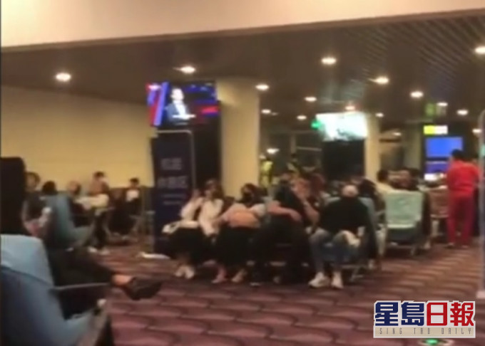 航機折返後,乘客須落機等候重新出發。影片截圖