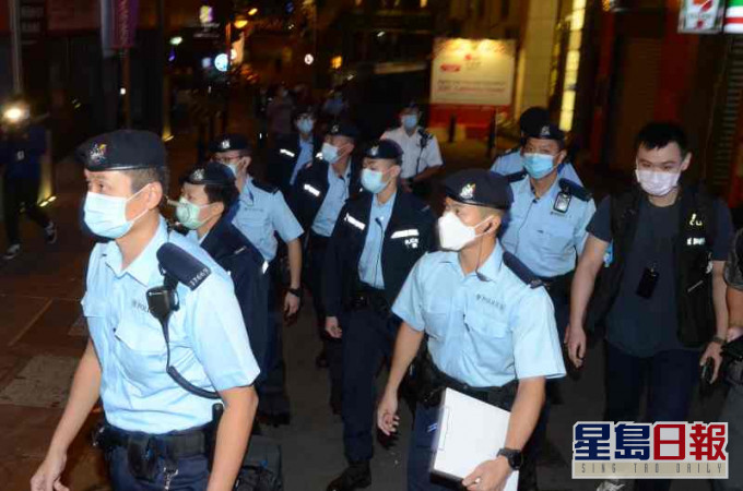警方及食環署等跨部門巡查尖沙嘴食肆酒吧。資料圖片