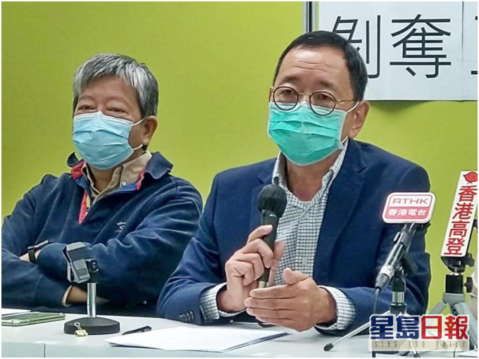 謝永齡(右)指去年退休時疑涉「有損校譽」被撤福利。「職工盟」fb圖片