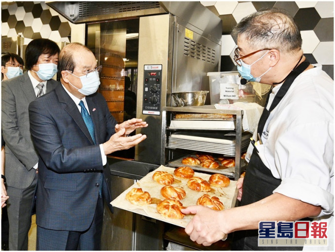 张建宗(左二)指香港正处于防疫的危急时刻,市民千万不能掉以轻心。网图