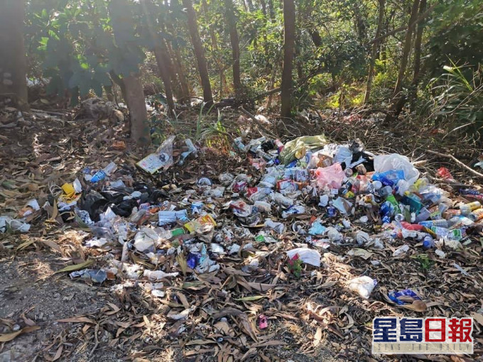 布满胶樽、铝罐、胶袋、食物包装袋、厨馀等。fb图