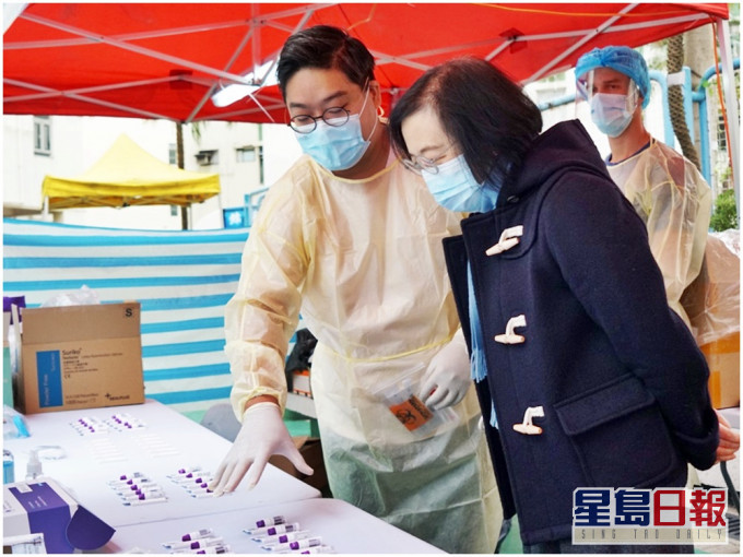 陳肇始(右)指本港第四波疫情的回落速度遠比第三波疫情緩慢。網圖