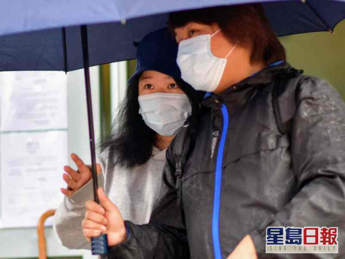 被告贝柳萤(后)。资料图片