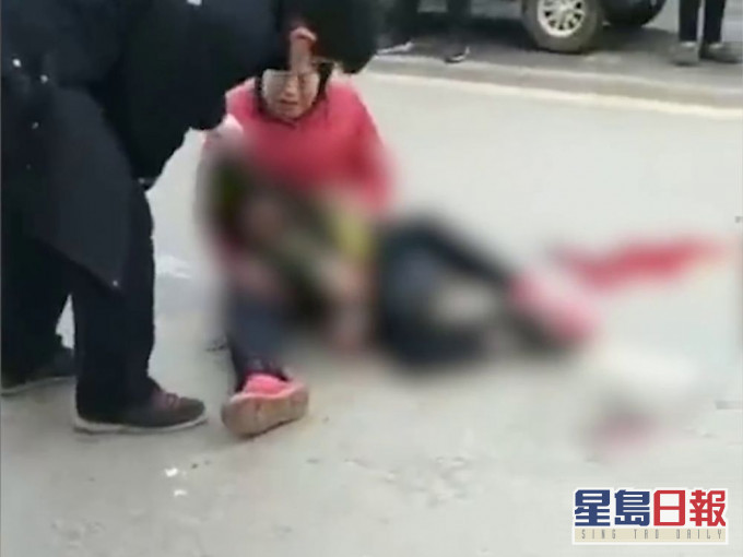 6歲童疑沙井放鞭炮引發沼氣爆炸身亡,家屬坐地上抱孩子大哭。