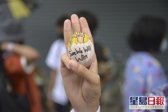 緬甸示威者利用復活蛋傳達抗議字句。AP圖片