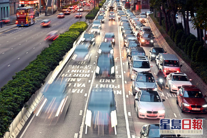 政府增加汽車牌費及首次登記費。