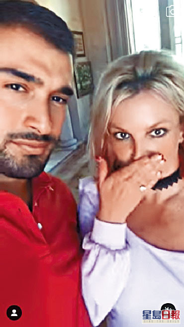 Britney昨大晒巨型鑽戒證訂婚,日前Sam才被黑客公開鑽戒照片。