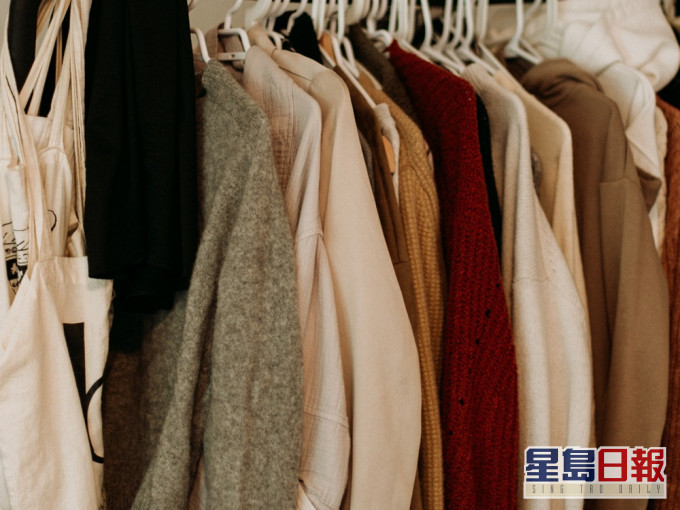 一名女大学生发现室友偷偷著自己的衣服。Unsplash示意图