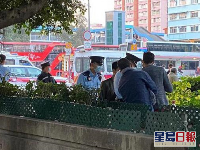 警員亦發現兩名非華裔男子未有配戴口罩。