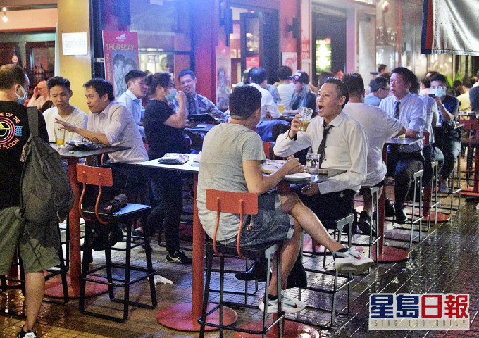 酒吧重開,限營業至午夜。