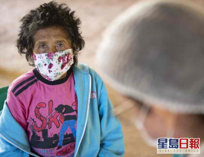 巴西疫情持续一名妇女正等候检测。AP