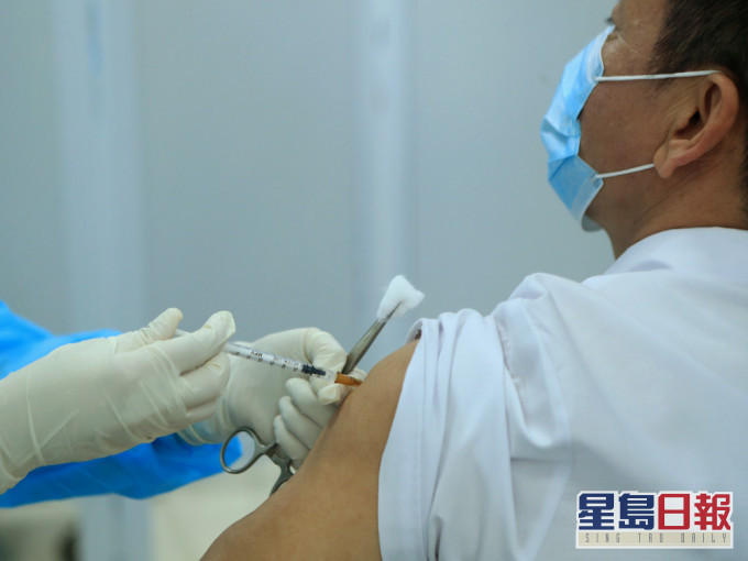 越南展開首批新冠疫苗接種計畫。AP圖片