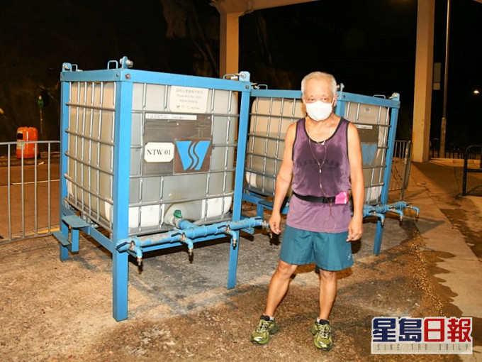 受訪者余伯表示,近兩日的食水水質差如「黃泥水」,不能飲用。