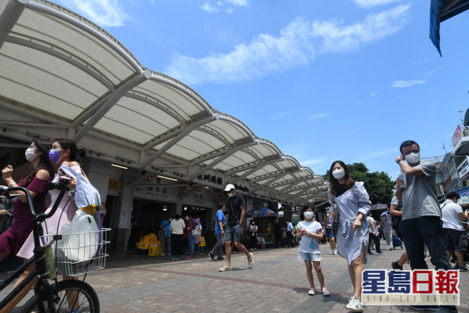 前往長洲的市民大減。