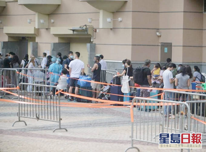 由於確診的39歲外傭帶有變種病毒株,悅濤軒第11座的居民亦需撤離。