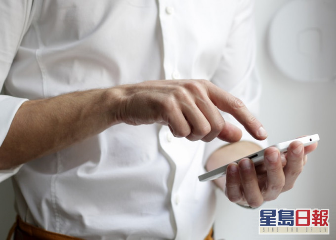 英國傳媒監管機構調查指,去年疫情期間,約半數當地成人曾瀏覽色情網站等成人資訊。Unsplash示意圖