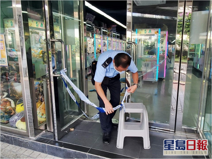 警方封锁现场调查。