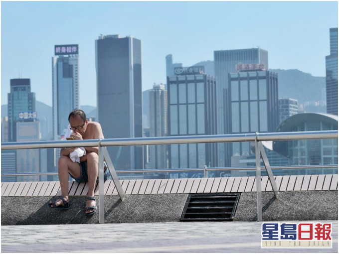 本港地區今日天晴。日間溫暖及乾燥,最高氣溫約25度。資料圖片
