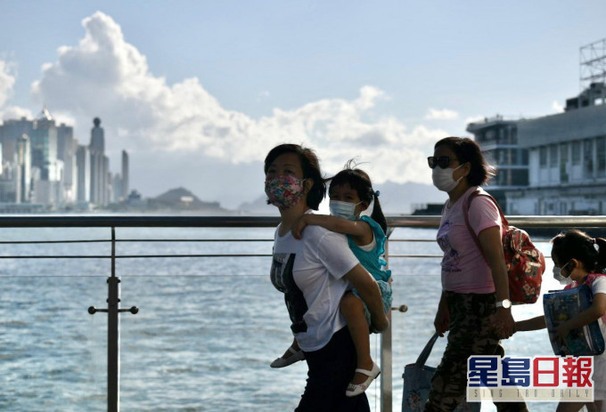 預測本港地區今日大致天晴及炎熱,吹和緩偏南風。