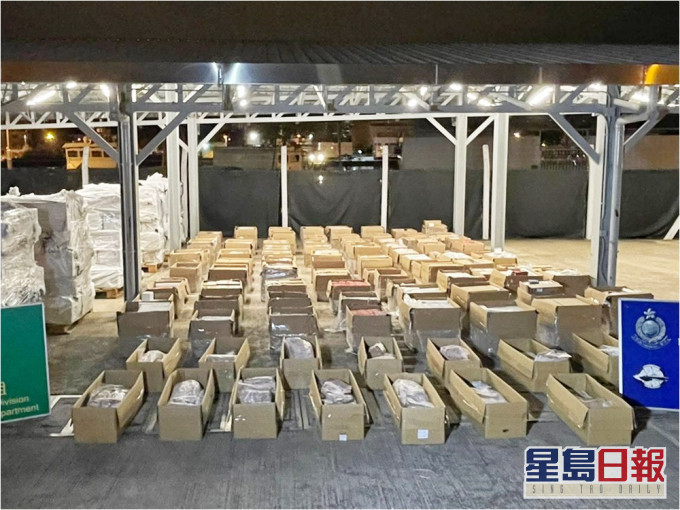 水警及海關於稔灣路展開反走私行動,檢市值約一千萬元的走私貨品。警方圖片