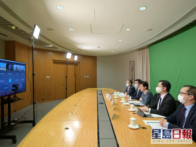 林鄭月娥(右三)、邱騰華(左二)、許正宇(左一)、薛永恒(右二)和袁民忠(右一)。