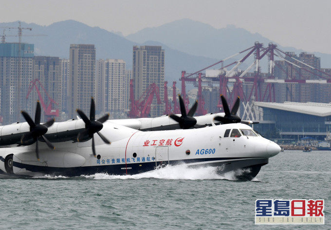 两栖飞机「鲲龙」海上首飞成功。 新华社图片
