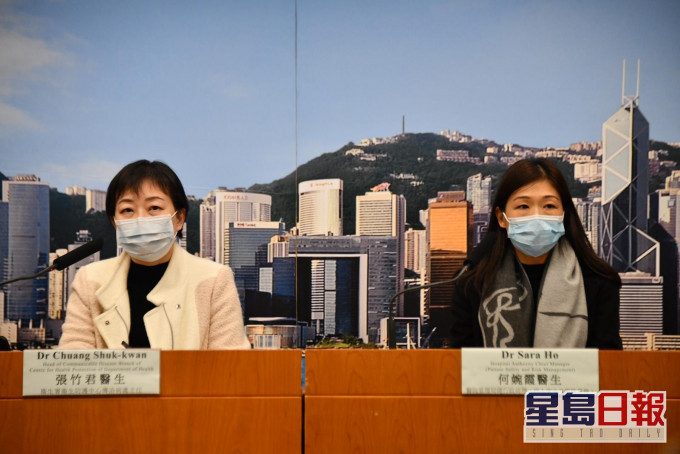 衞生防護中心傳染病處主任張竹君(左面)