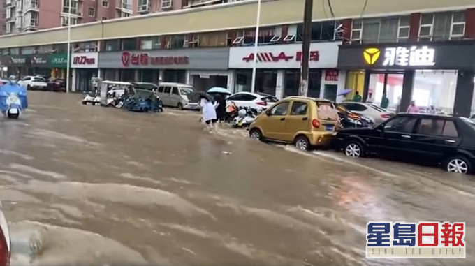 河南連日暴雨,至今33人死亡,8人失蹤,超過300萬人受災。網上圖片