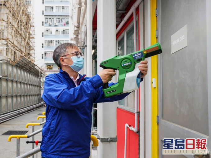 創科局副局長為「南昌 220」的公共空間噴上抗病毒塗層。